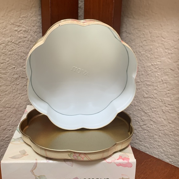 🔹Vintage..Avon Tender Blossoms Beauty Dust Container.. - Picture 2 of 6